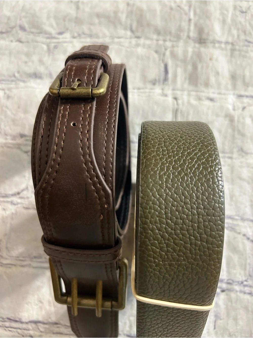 LOT OF (2) DIFFERENT BELTS OLIVE PEBBLE GRAIN GOLD TONE RINGS & BROWN UNIQUE
